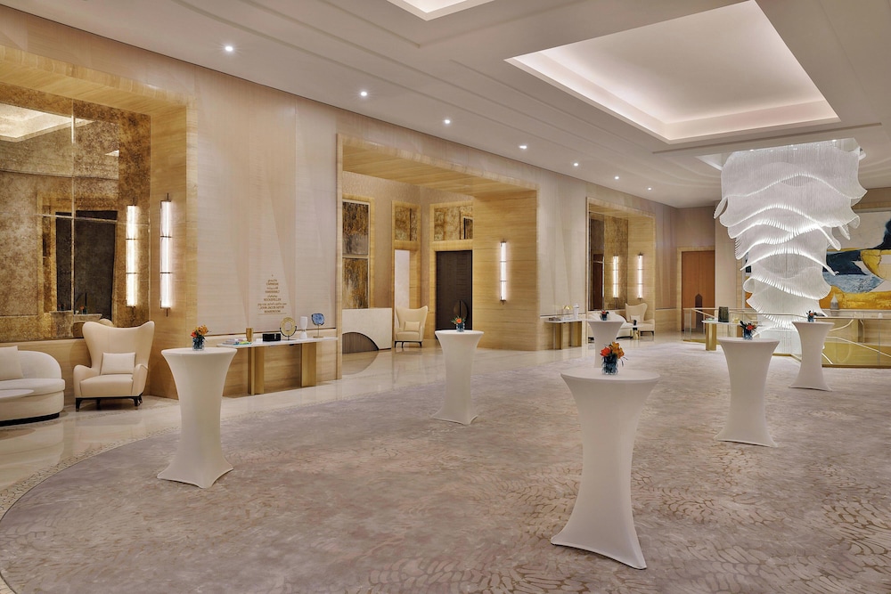 The St. Regis Dubai, The Palm — Hotel building in Dubai