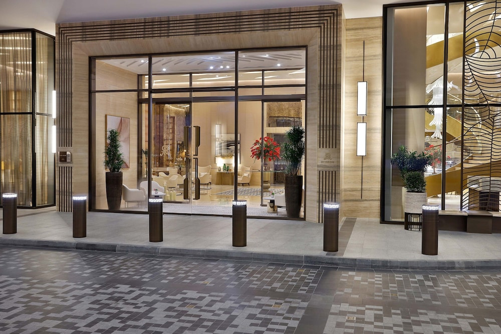 The St. Regis Dubai, The Palm — Hotel building in Dubai