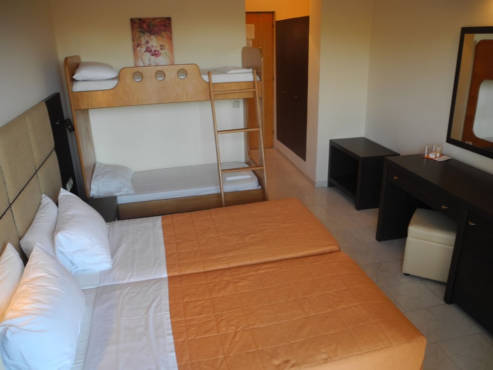 Pegasus Hotel — Hotel rooms in Roda, Ionian Islands