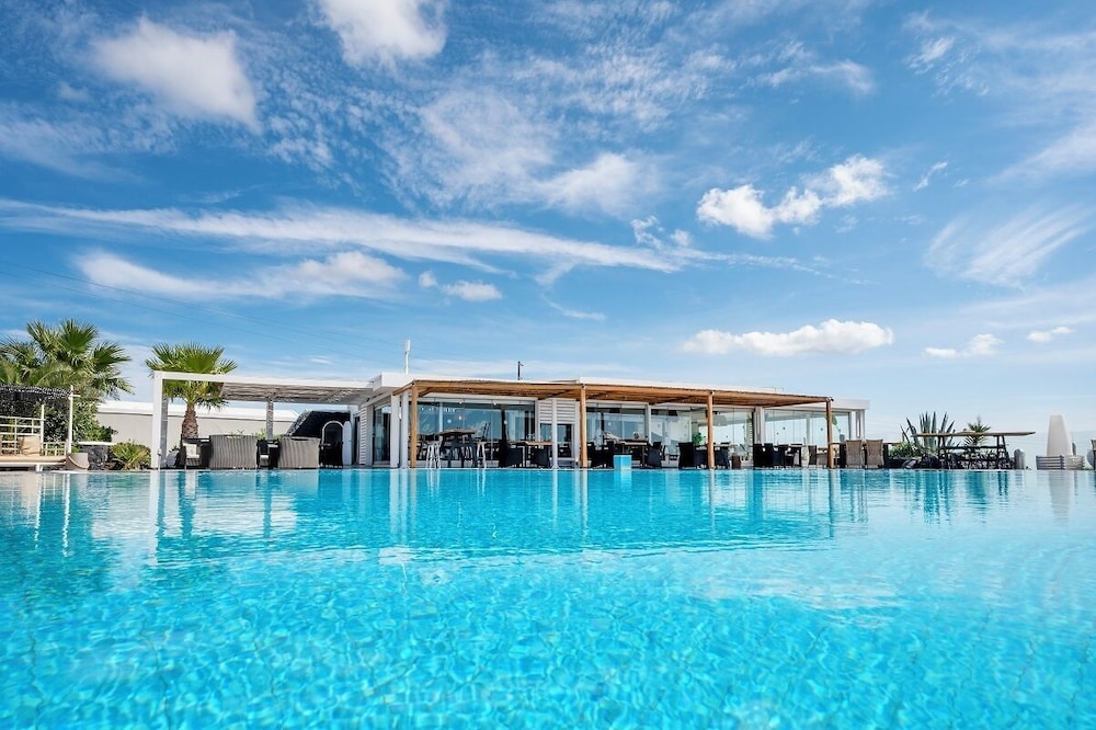 Orizontes Hotel Santorini — Swimming pool in Pyrgos Kallistis, South Aegean