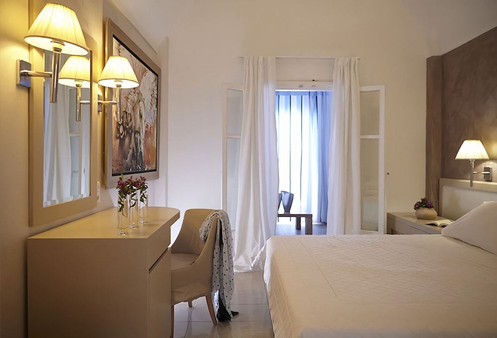 Orizontes Hotel Santorini — Hotel rooms in Pyrgos Kallistis, South Aegean