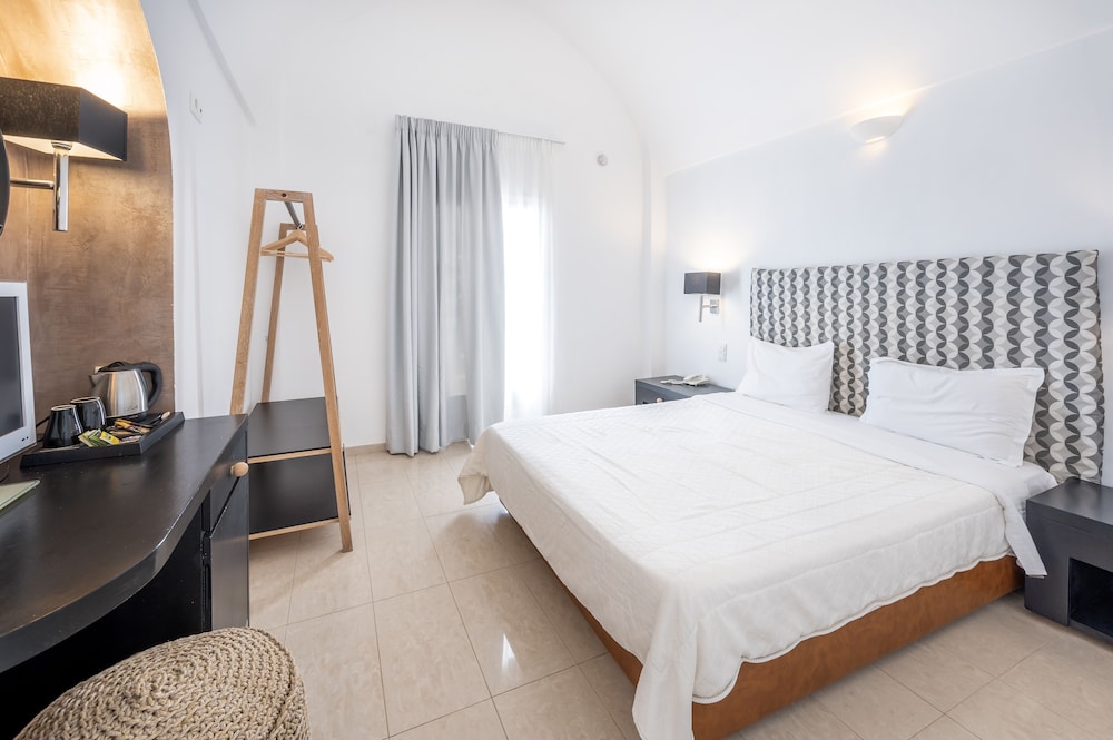 Orizontes Hotel Santorini — Hotel rooms in Pyrgos Kallistis, South Aegean