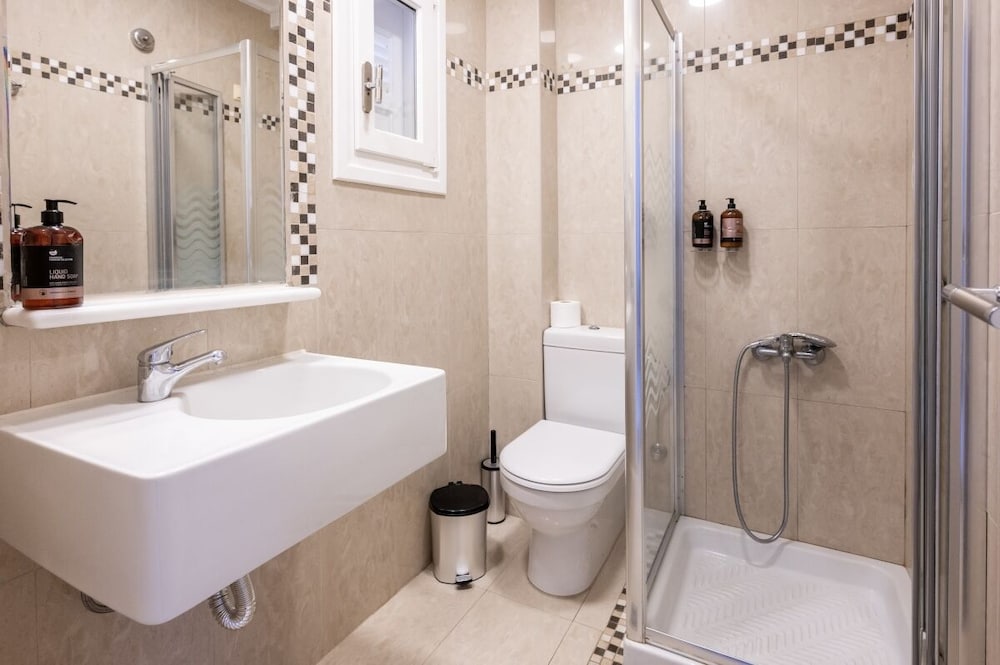 Orizontes Hotel Santorini — Hotel rooms in Pyrgos Kallistis, South Aegean