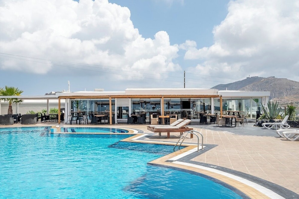 Orizontes Hotel Santorini — Swimming pool in Pyrgos Kallistis, South Aegean