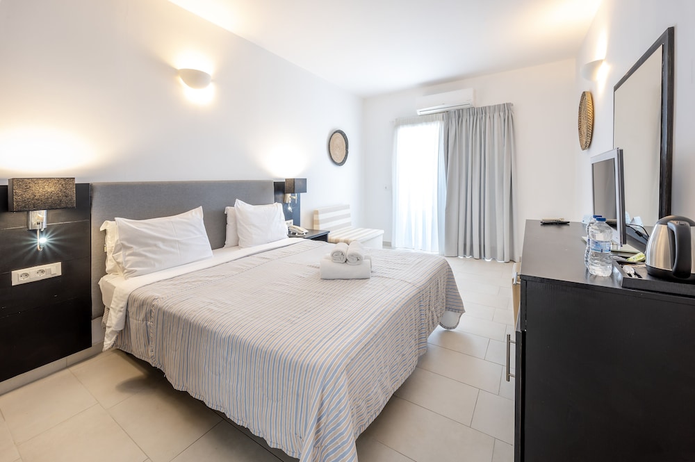 Orizontes Hotel Santorini — Hotel rooms in Pyrgos Kallistis, South Aegean