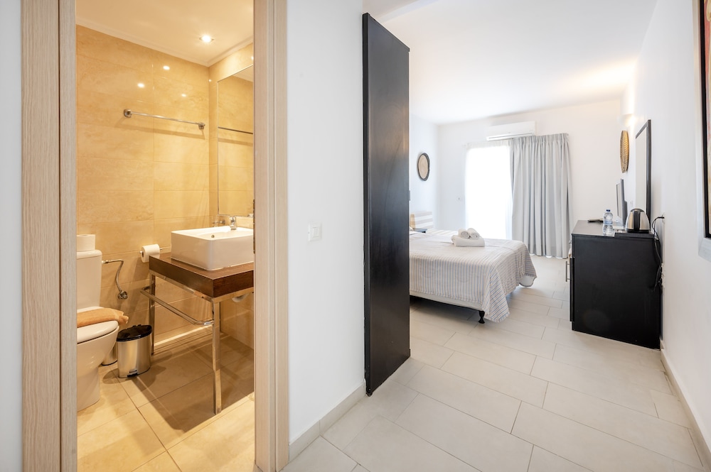 Orizontes Hotel Santorini — Hotel rooms in Pyrgos Kallistis, South Aegean