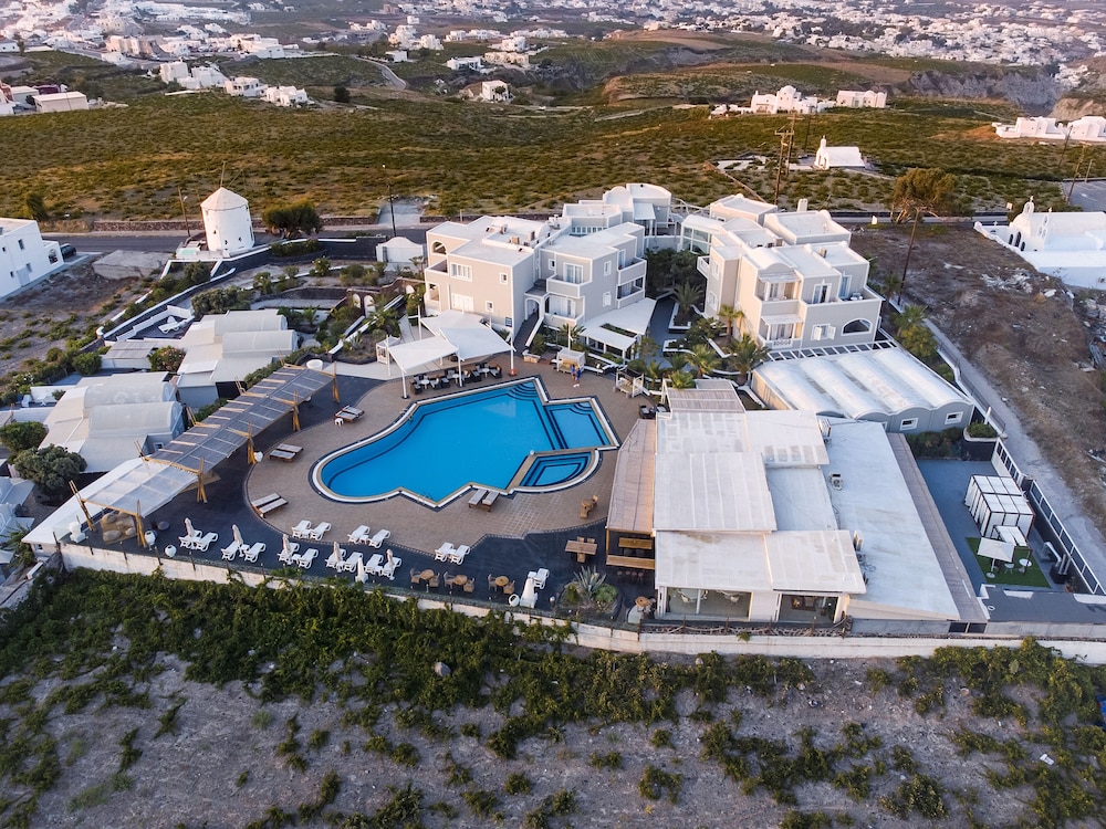 Orizontes Hotel Santorini — Swimming pool in Pyrgos Kallistis, South Aegean