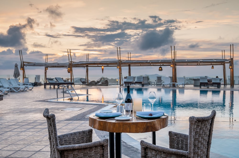 Orizontes Hotel Santorini — Restaurant & bars in Pyrgos Kallistis, South Aegean