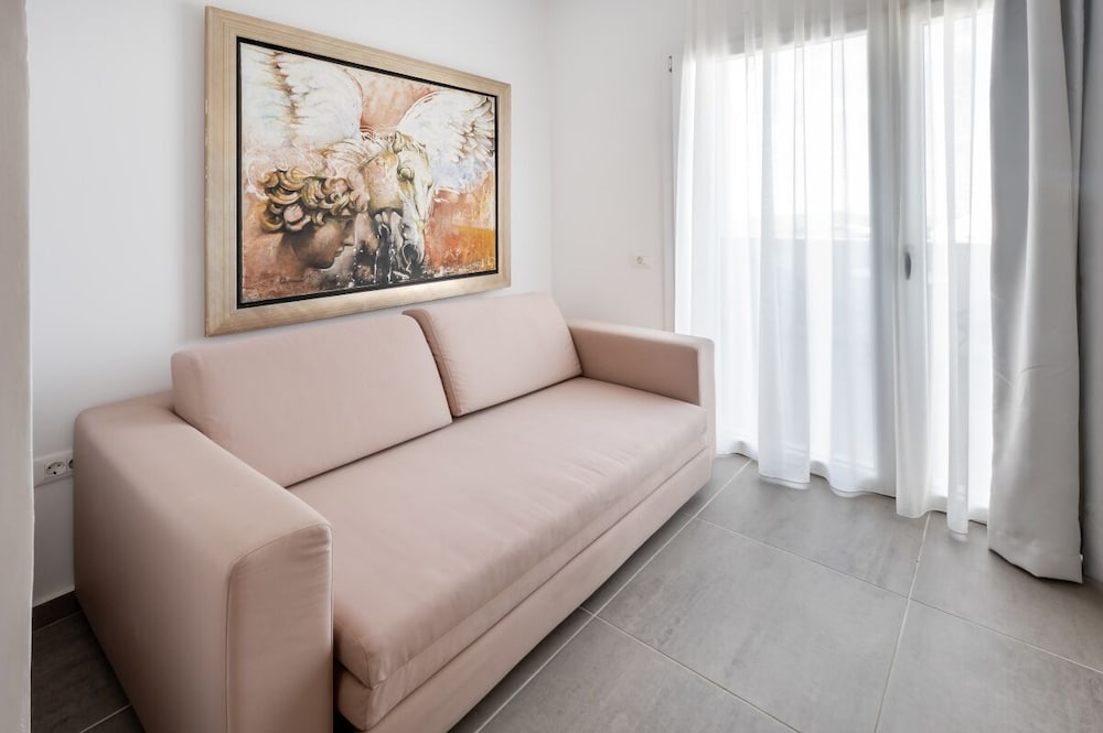Orizontes Hotel Santorini — Hotel rooms in Pyrgos Kallistis, South Aegean