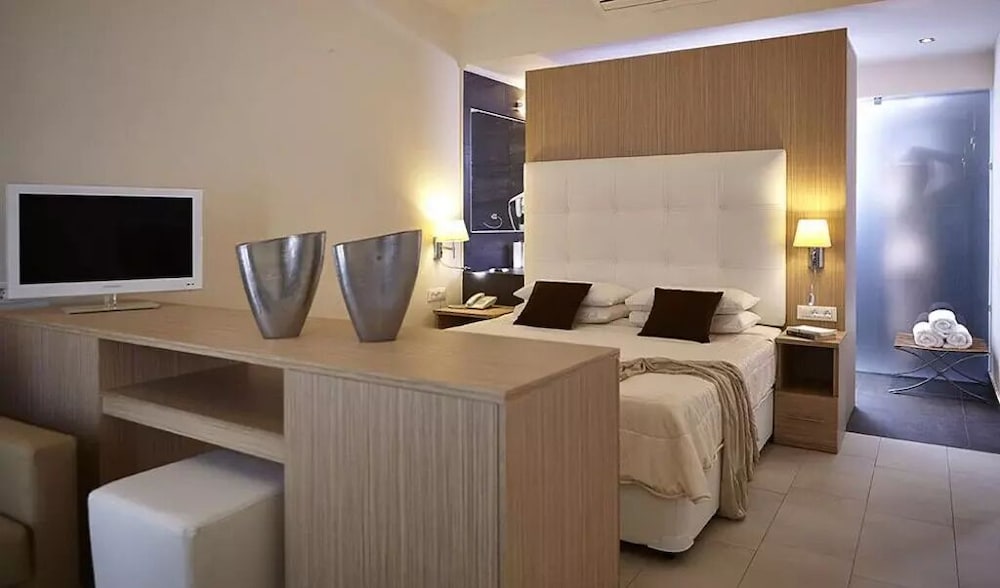 Orizontes Hotel Santorini — Hotel rooms in Pyrgos Kallistis, South Aegean