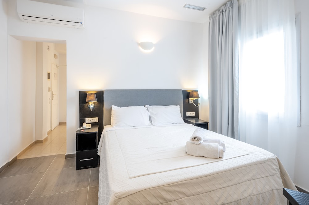 Orizontes Hotel Santorini — Hotel rooms in Pyrgos Kallistis, South Aegean