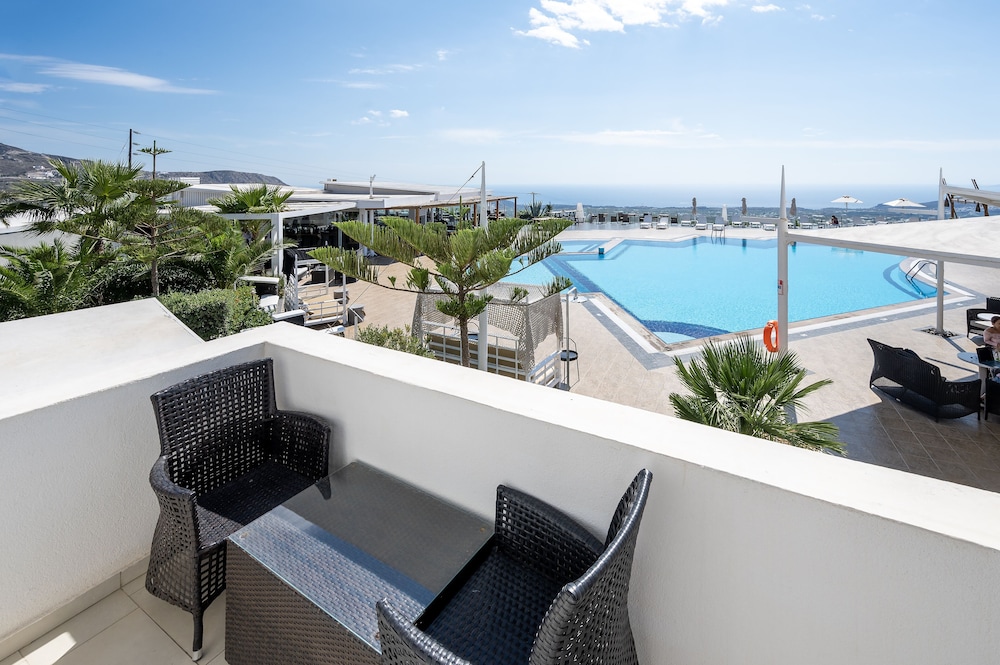 Orizontes Hotel Santorini — Swimming pool in Pyrgos Kallistis, South Aegean