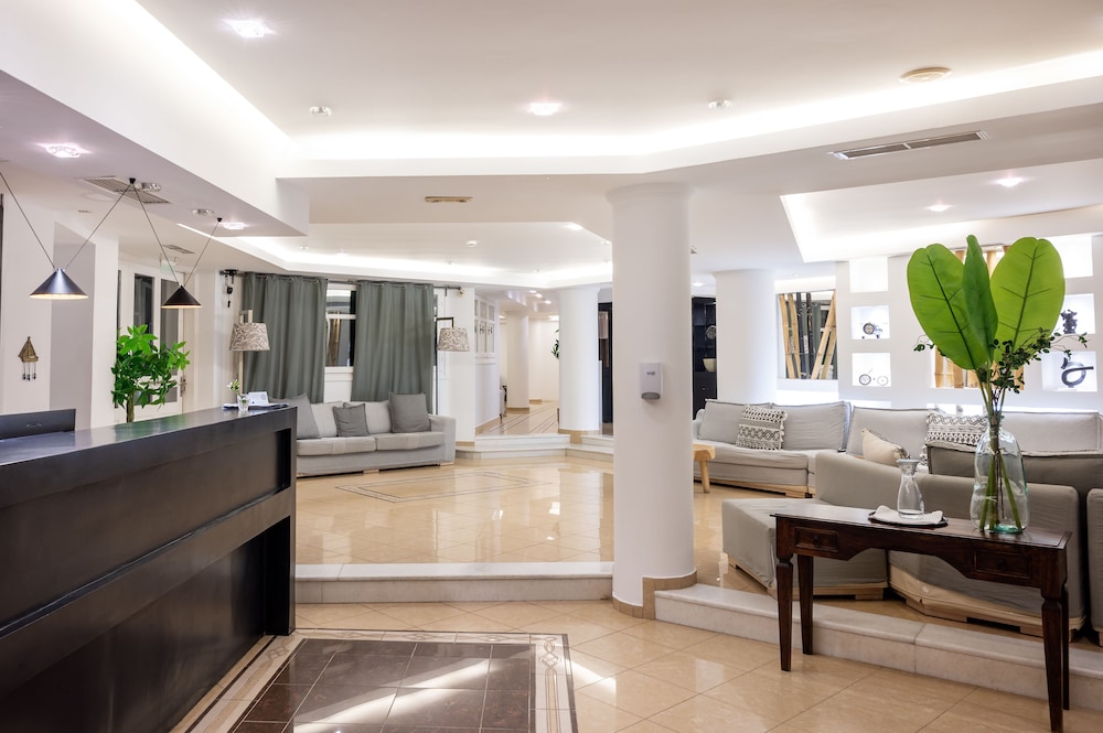 Orizontes Hotel Santorini — Hotel building in Pyrgos Kallistis, South Aegean