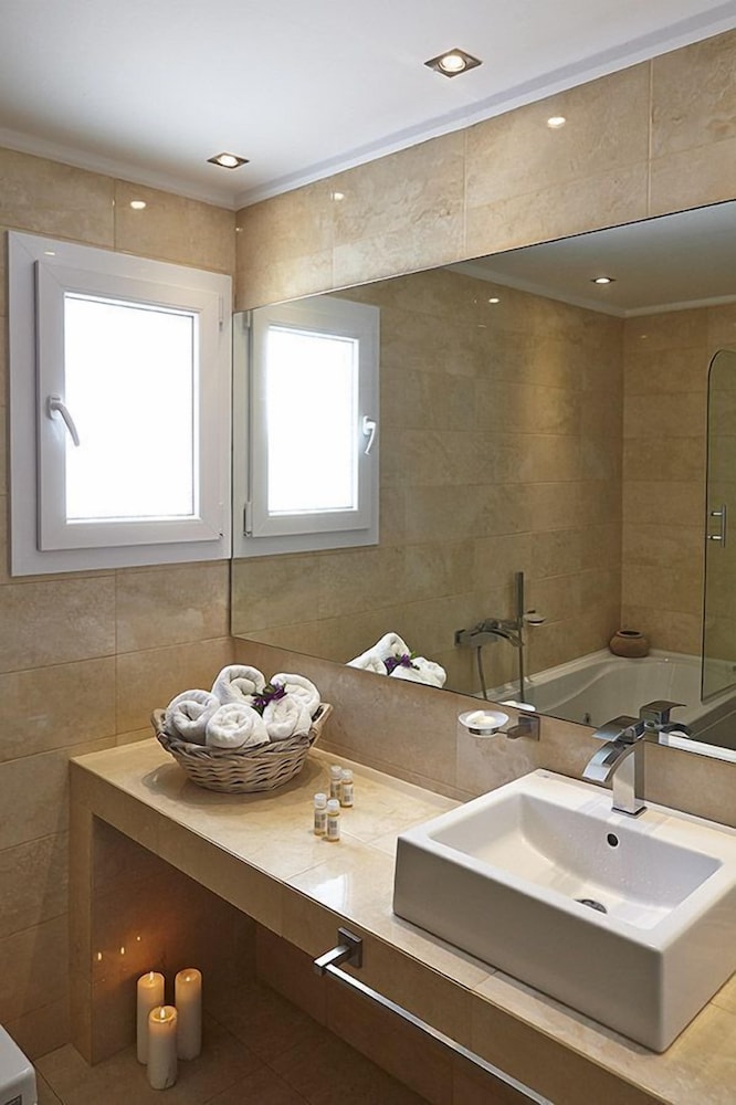 Orizontes Hotel Santorini — Hotel rooms in Pyrgos Kallistis, South Aegean