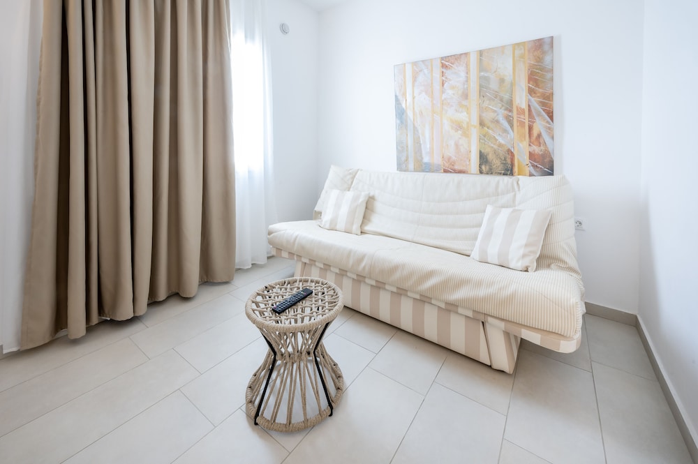 Orizontes Hotel Santorini — Hotel rooms in Pyrgos Kallistis, South Aegean