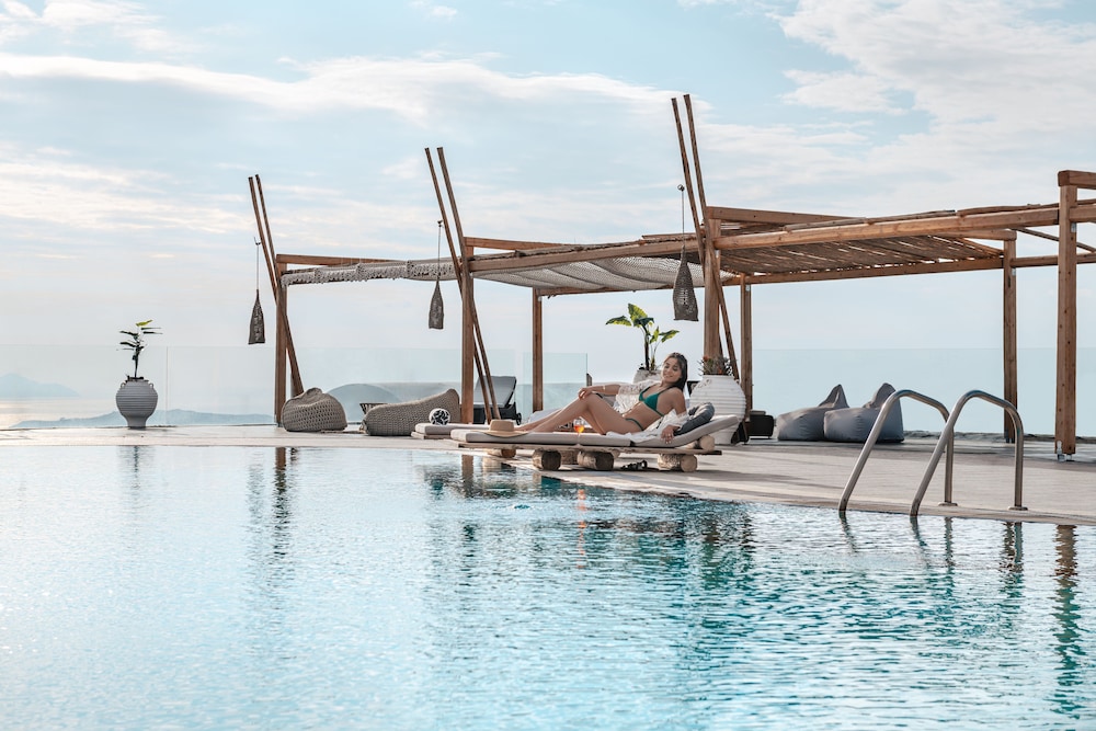 Orizontes Hotel Santorini — Swimming pool in Pyrgos Kallistis, South Aegean