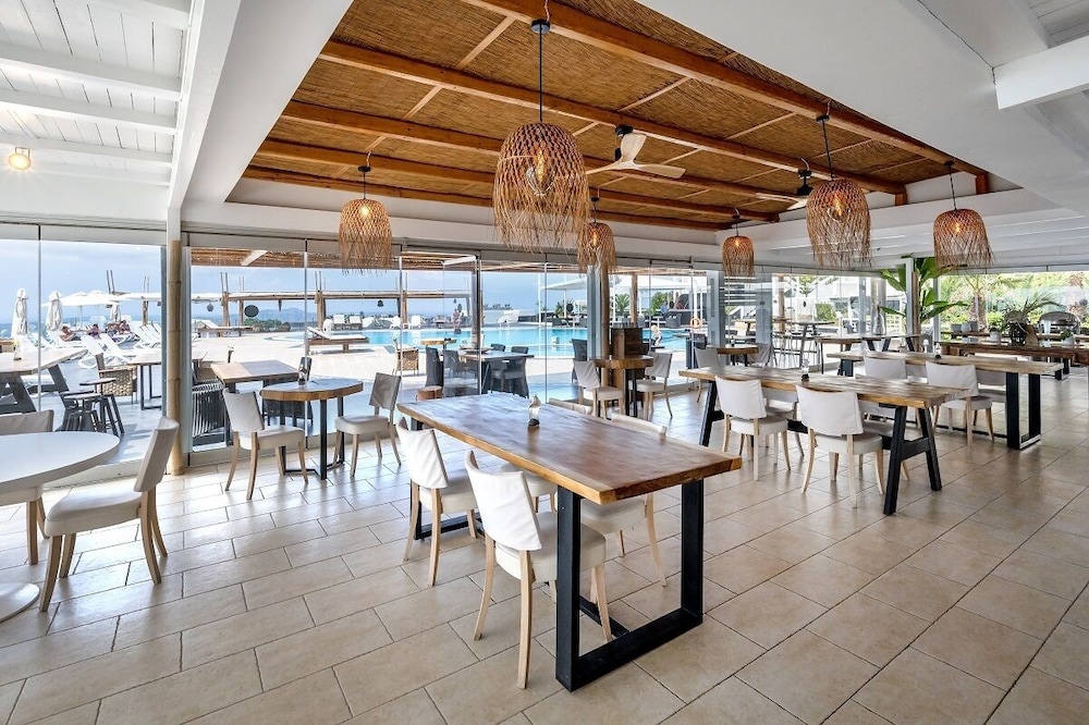 Orizontes Hotel Santorini — Restaurant & bars in Pyrgos Kallistis, South Aegean