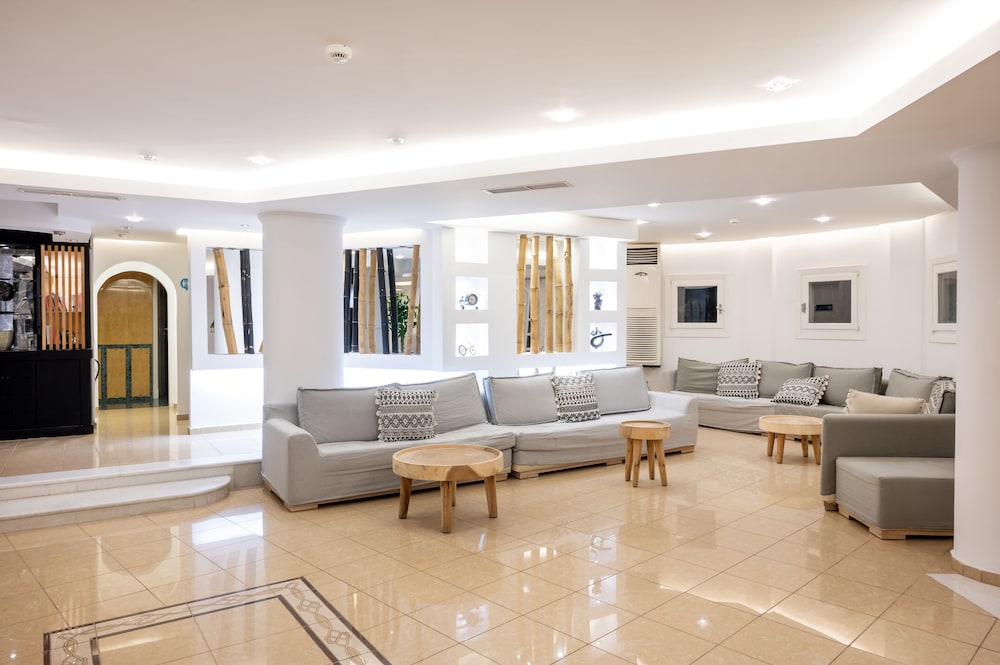 Orizontes Hotel Santorini — Hotel building in Pyrgos Kallistis, South Aegean