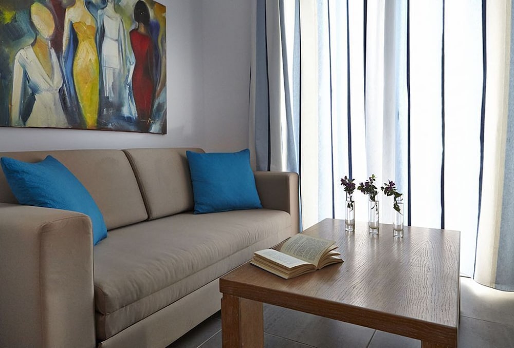 Orizontes Hotel Santorini — Hotel rooms in Pyrgos Kallistis, South Aegean