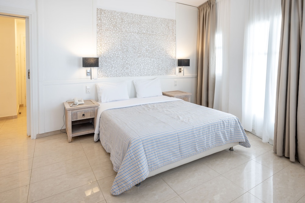 Orizontes Hotel Santorini — Hotel rooms in Pyrgos Kallistis, South Aegean