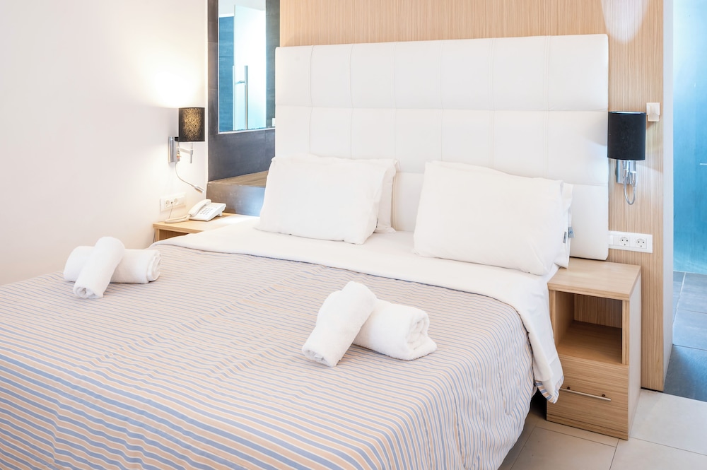 Orizontes Hotel Santorini — Hotel rooms in Pyrgos Kallistis, South Aegean