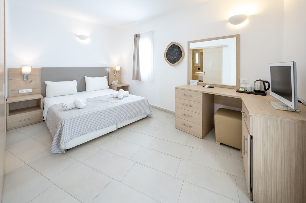 Orizontes Hotel Santorini — Hotel rooms in Pyrgos Kallistis, South Aegean