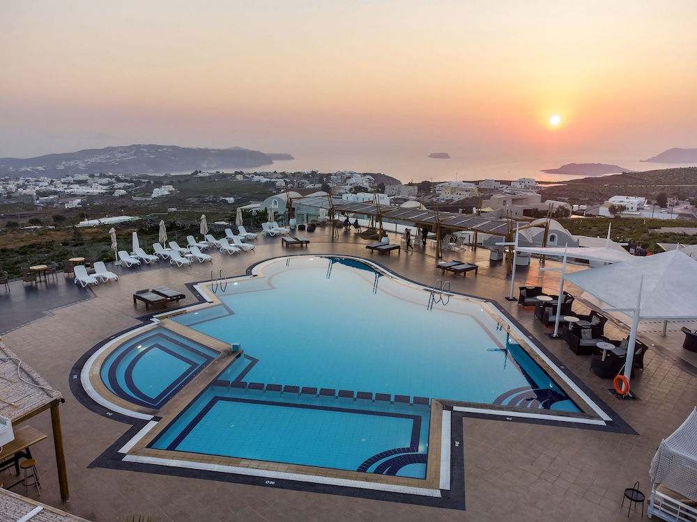 Orizontes Hotel Santorini — Swimming pool in Pyrgos Kallistis, South Aegean