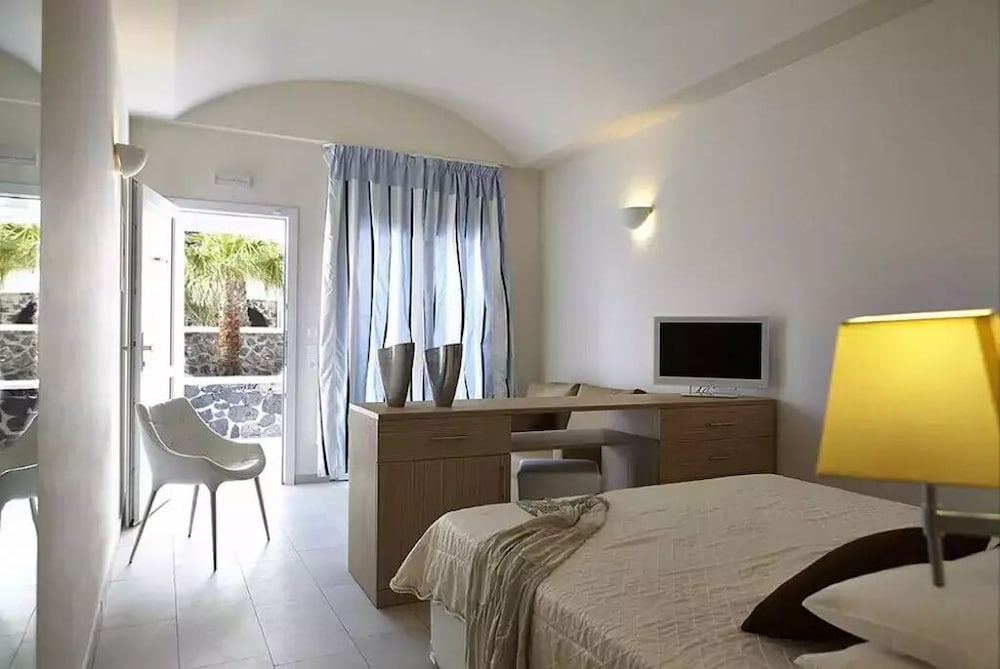 Orizontes Hotel Santorini — Hotel rooms in Pyrgos Kallistis, South Aegean