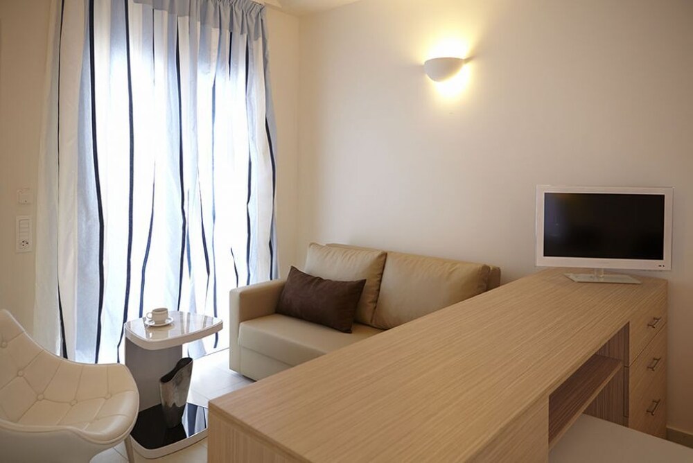 Orizontes Hotel Santorini — Hotel rooms in Pyrgos Kallistis, South Aegean
