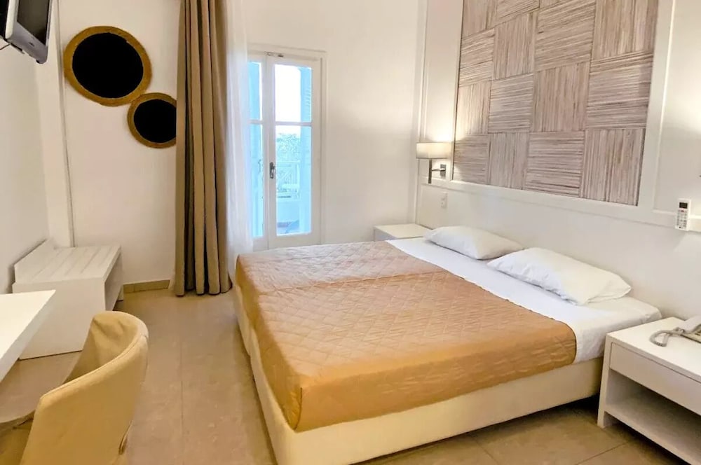 Orizontes Hotel Santorini — Hotel rooms in Pyrgos Kallistis, South Aegean