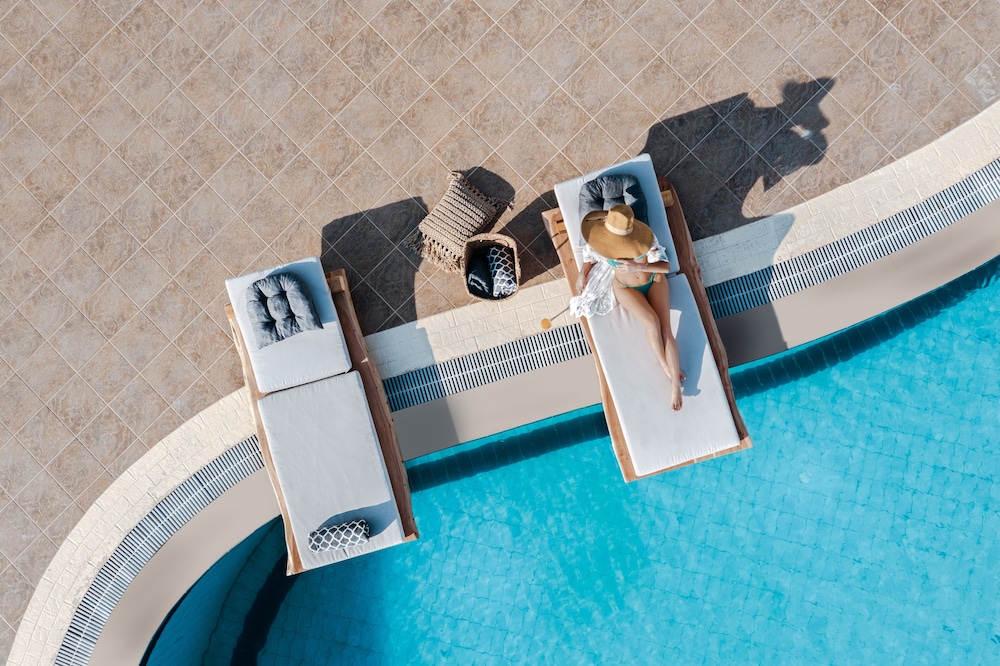 Orizontes Hotel Santorini — Swimming pool in Pyrgos Kallistis, South Aegean