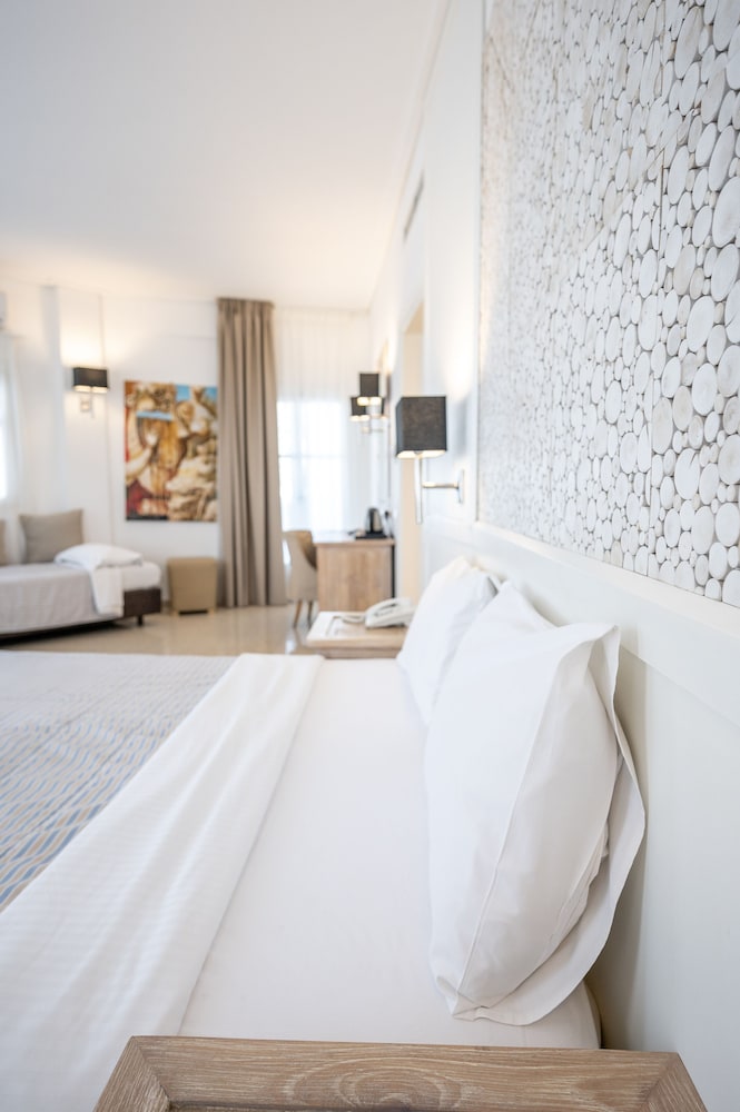 Orizontes Hotel Santorini — Hotel rooms in Pyrgos Kallistis, South Aegean