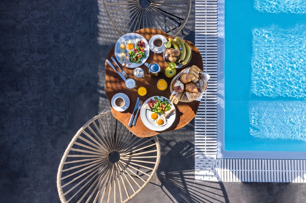 Orizontes Hotel Santorini — Swimming pool in Pyrgos Kallistis, South Aegean