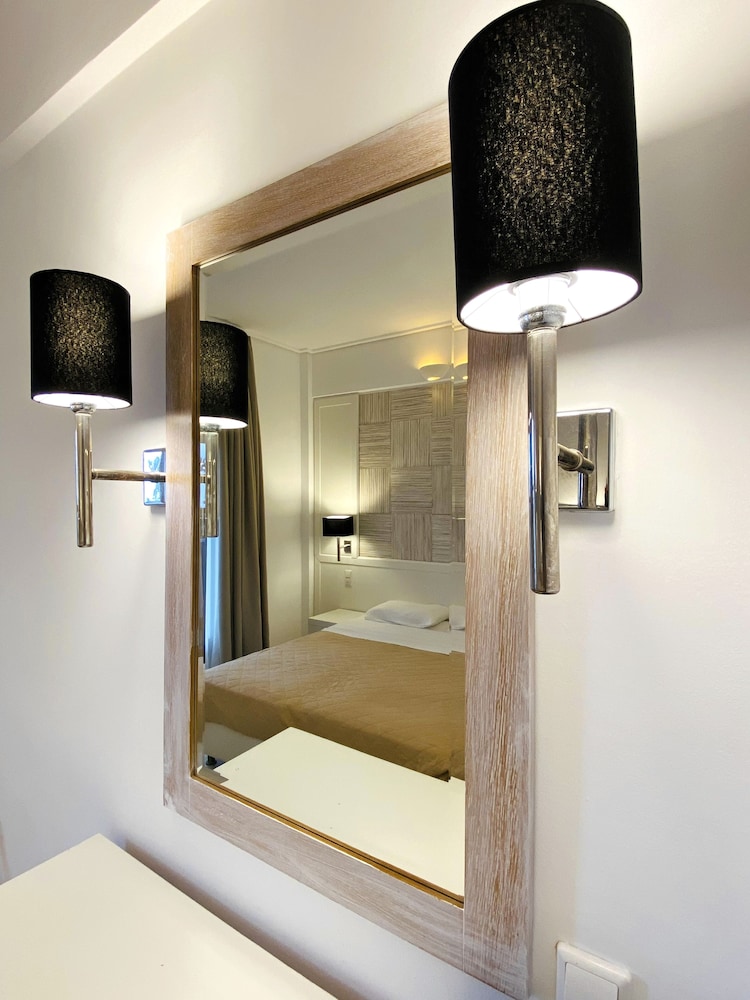 Orizontes Hotel Santorini — Hotel rooms in Pyrgos Kallistis, South Aegean