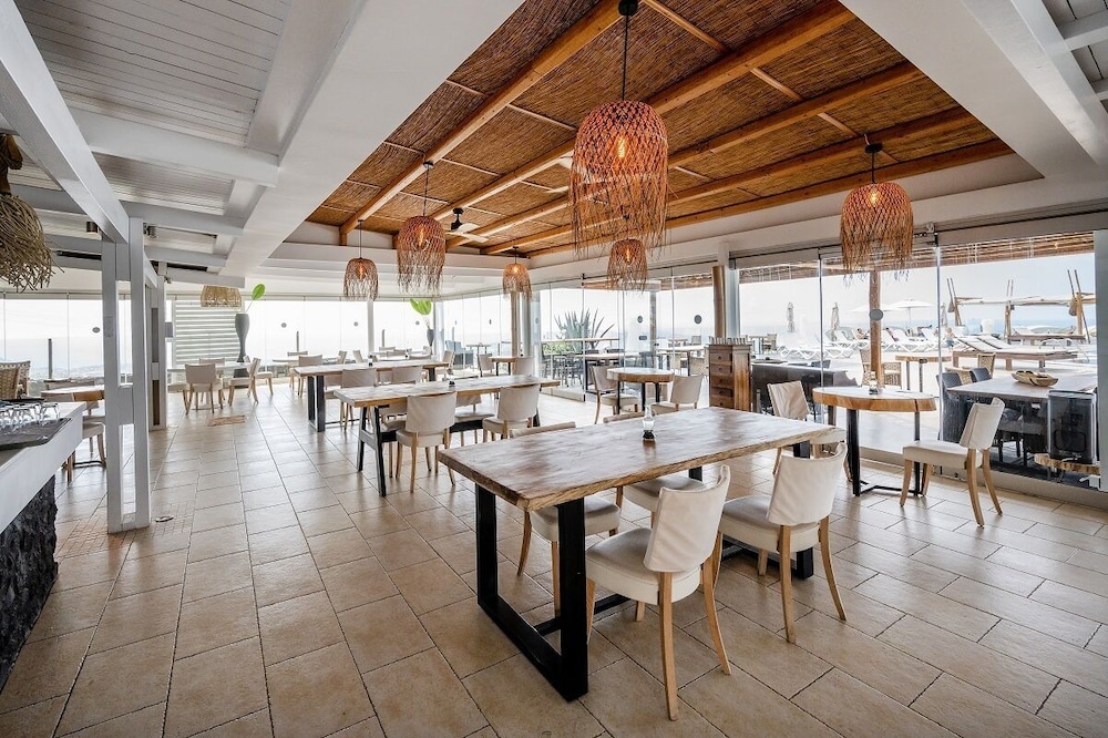Orizontes Hotel Santorini — Restaurant & bars in Pyrgos Kallistis, South Aegean