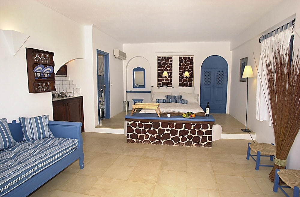 Tamarix del Mar Suites — Hotel rooms in Kamari, South Aegean