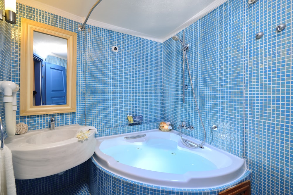 Tamarix del Mar Suites — Hotel rooms in Kamari, South Aegean