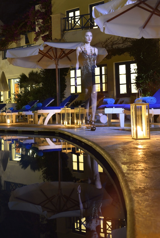 Tamarix del Mar Suites — Swimming pool in Kamari, South Aegean