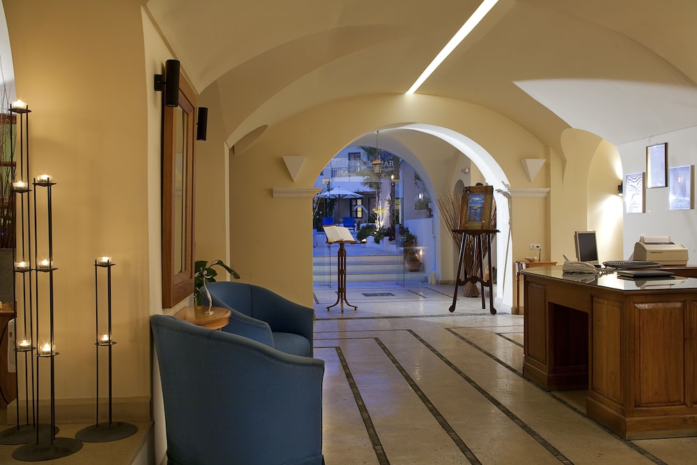 Tamarix del Mar Suites — Hotel building in Kamari, South Aegean