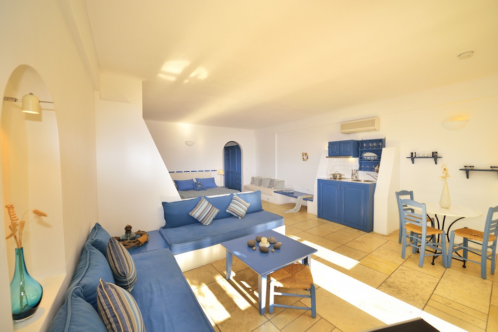 Tamarix del Mar Suites — Hotel rooms in Kamari, South Aegean
