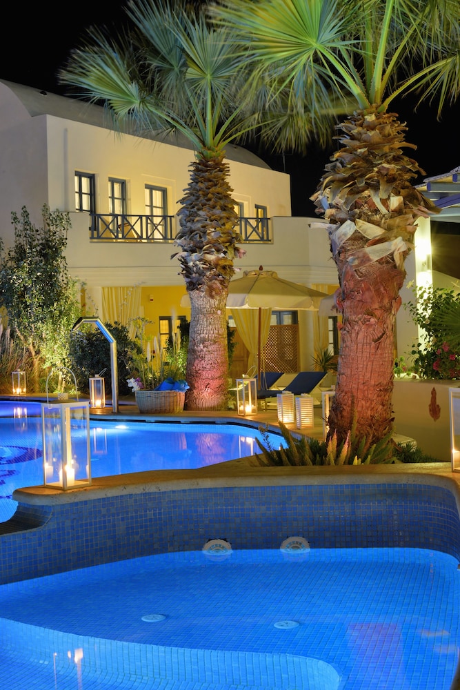 Tamarix del Mar Suites — Swimming pool in Kamari, South Aegean