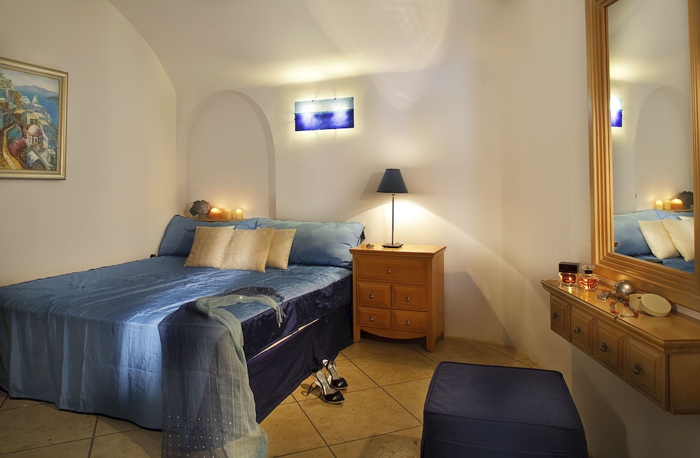 Tamarix del Mar Suites — Hotel rooms in Kamari, South Aegean