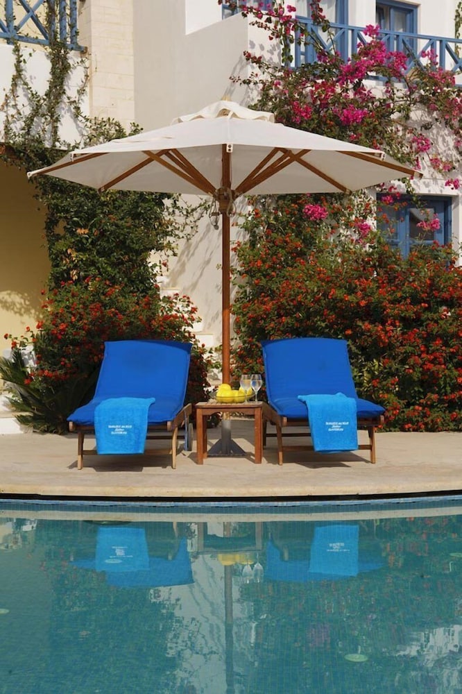 Tamarix del Mar Suites — Swimming pool in Kamari, South Aegean