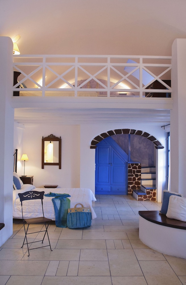 Tamarix del Mar Suites — Hotel rooms in Kamari, South Aegean