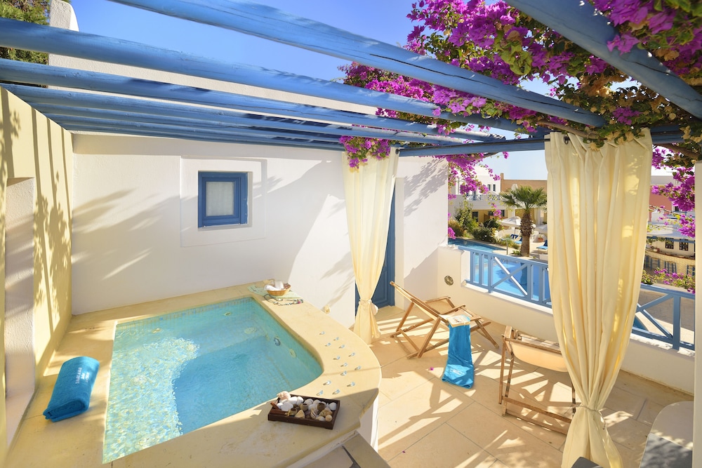 Tamarix del Mar Suites — Swimming pool in Kamari, South Aegean