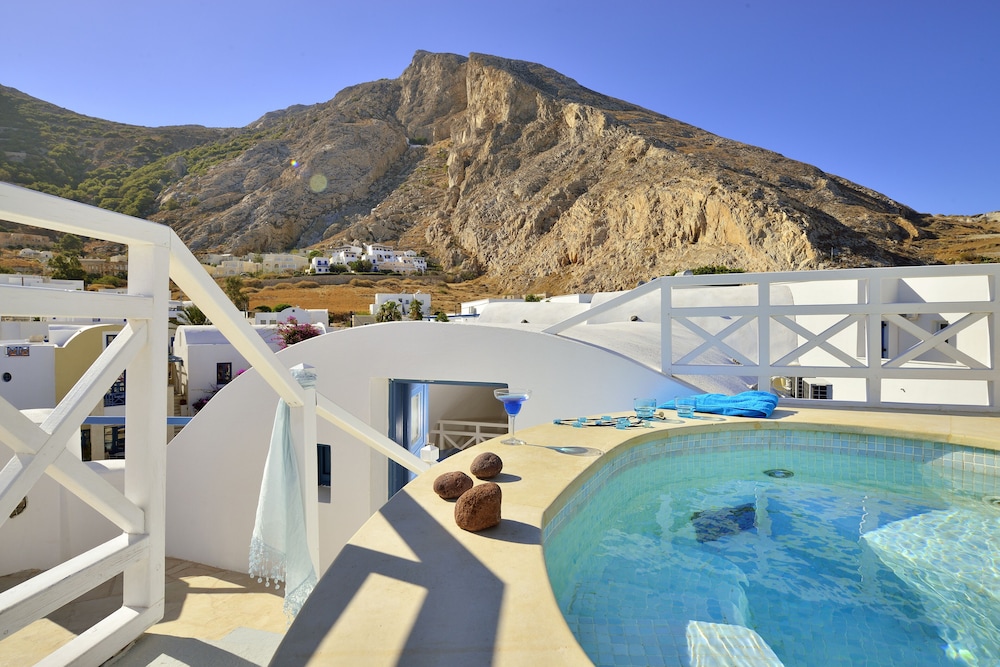 Tamarix del Mar Suites — Swimming pool in Kamari, South Aegean