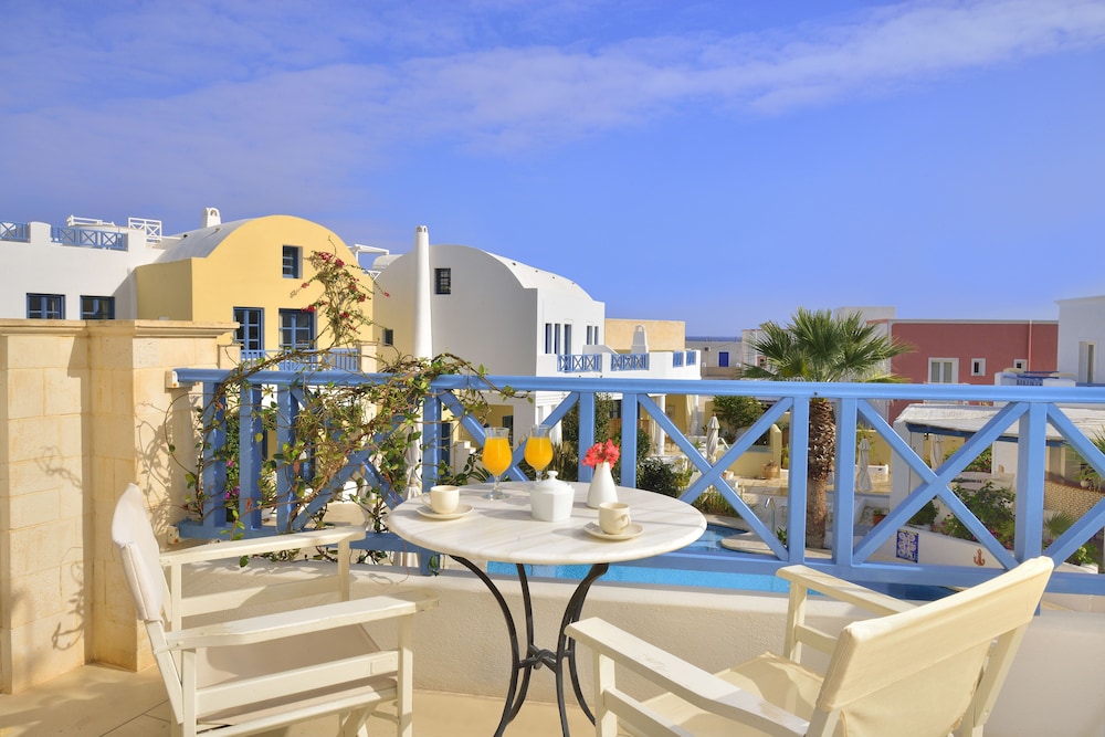 Tamarix del Mar Suites — Hotel building in Kamari, South Aegean