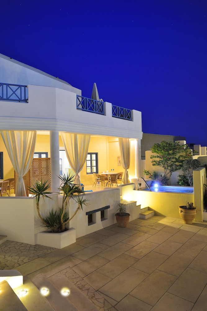 Tamarix del Mar Suites — Hotel building in Kamari, South Aegean
