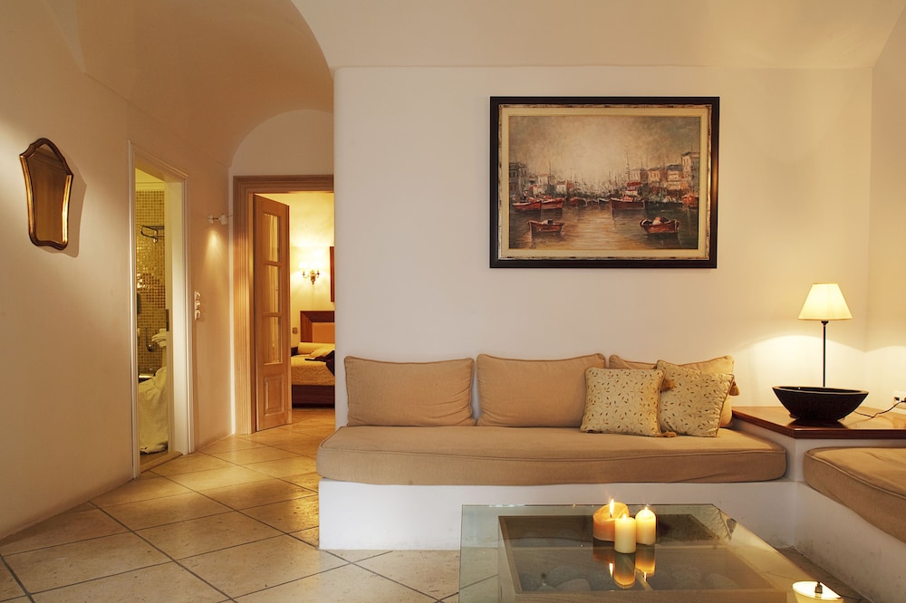 Tamarix del Mar Suites — Hotel rooms in Kamari, South Aegean