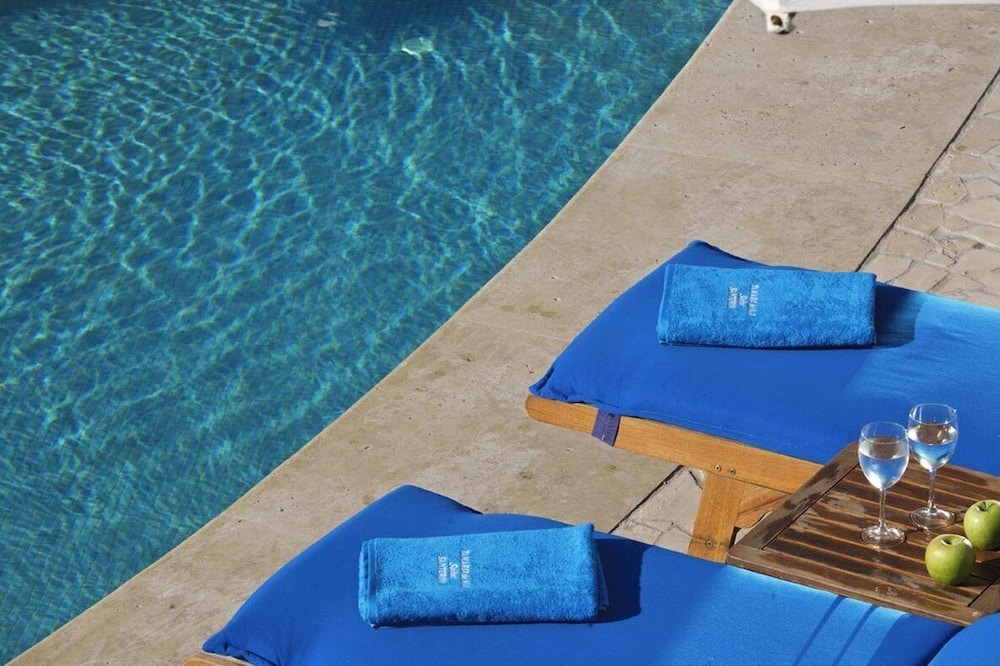 Tamarix del Mar Suites — Swimming pool in Kamari, South Aegean